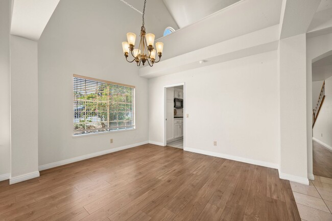 Building Photo - Beautiful Updated Corner Lot 3 Bed 3 Bath ...
