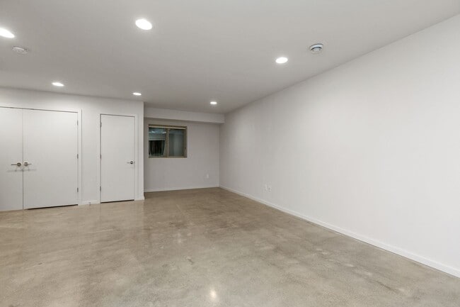 Building Photo - Modern 2 bed/3.5 bath Seattle townhome