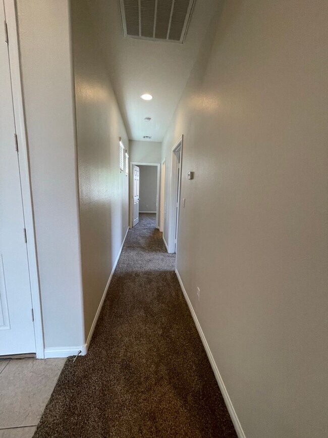 Building Photo - Beautiful Single Story Home in Gated Commu...