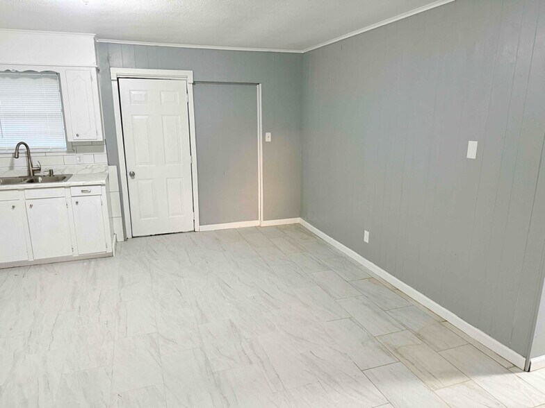 Building Photo - 6901 Lavender Dr