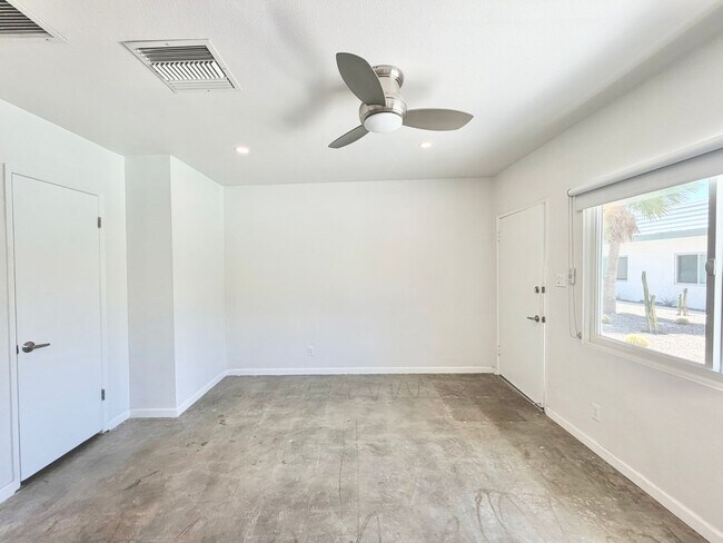 Building Photo - AVAILABLE NOW!! Studio Apartment in Palm Springs!!
