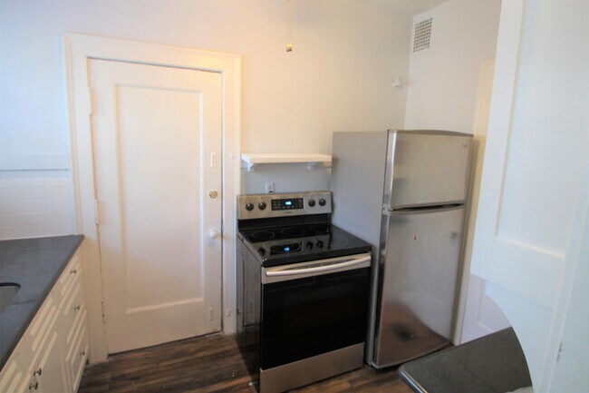 Building Photo - 1025 Goodwin St