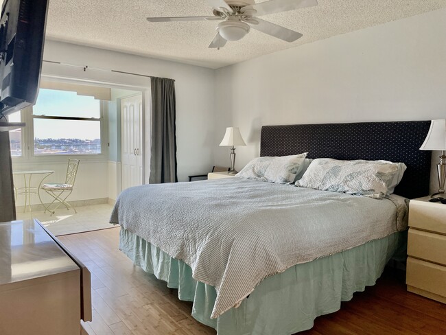 Building Photo - 4775 Cove Cir