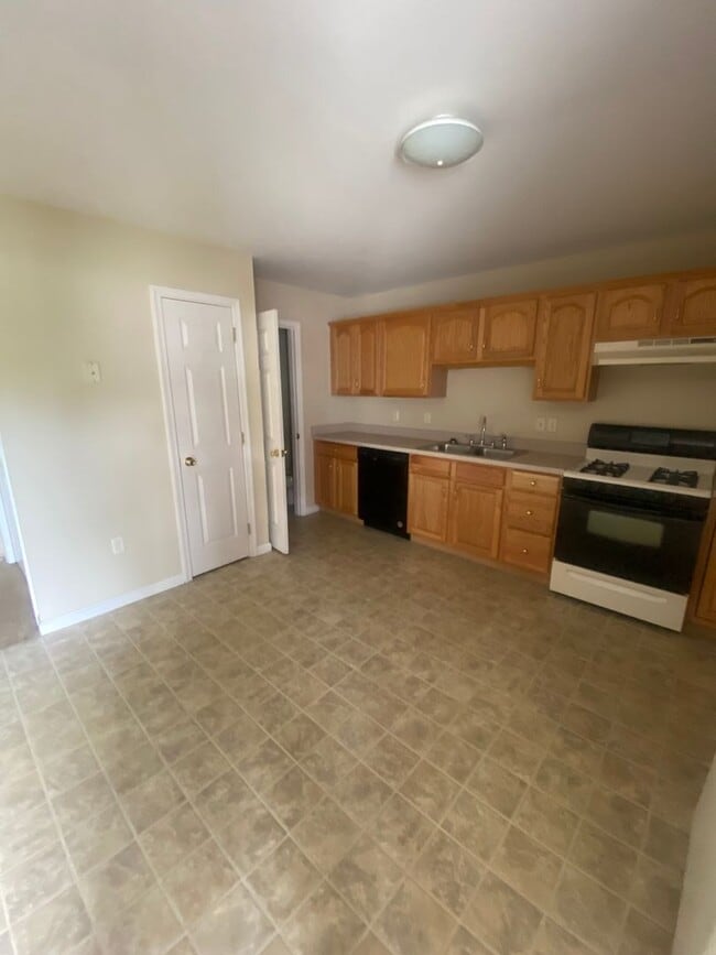Building Photo - Three Bedroom Townhouse