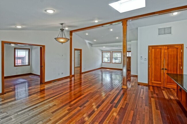 Building Photo - 1813 N Meadows Ave