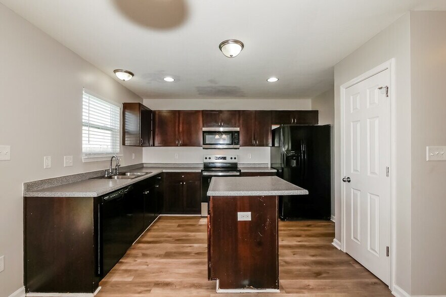 Building Photo - 8112 Grove Berry Way