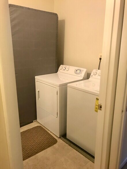 Laundry room - 526 St Paul St