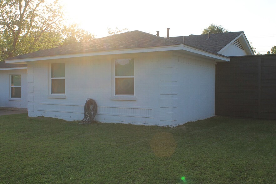 Building Photo - 2533 Mark Dr