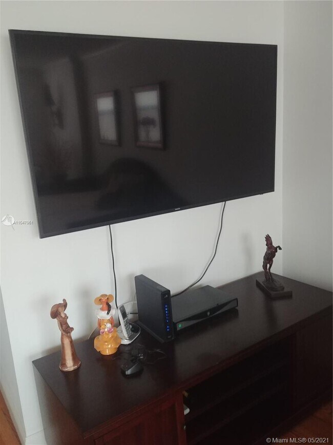 Building Photo - 6039 Collins Ave