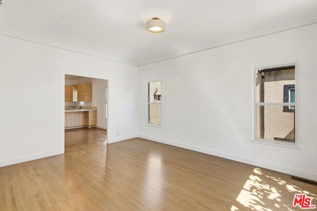 Building Photo - 3429 Edgehill Dr