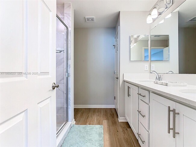 Building Photo - 1060 Cascade Dr