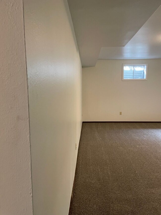 Building Photo - 2143 Ryeland Ln
