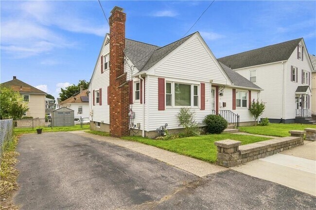 Building Photo - 23 Amory St