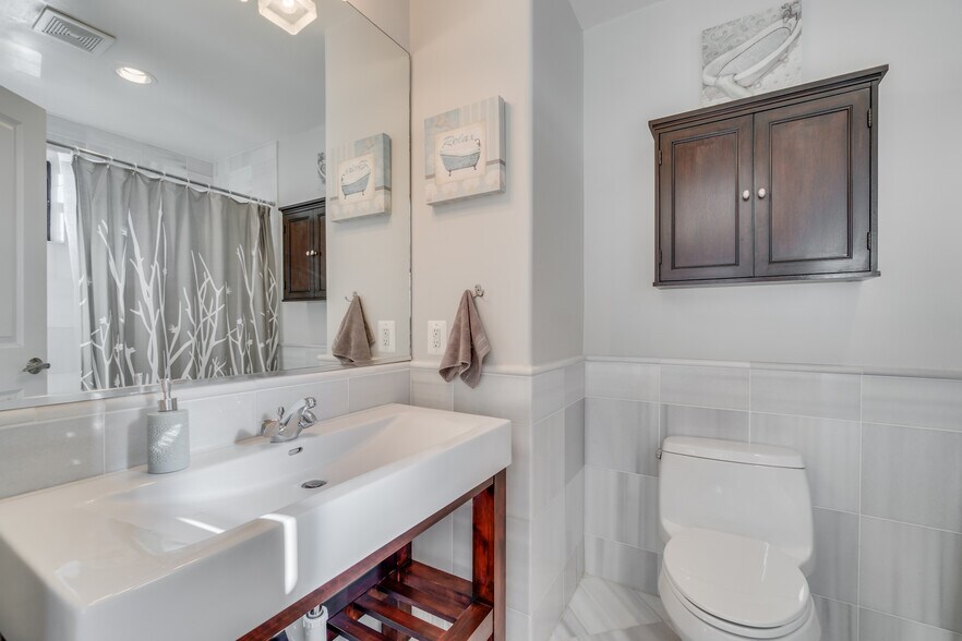 En-suite bathroom with jacuzzi tub - 1354 Euclid St NW