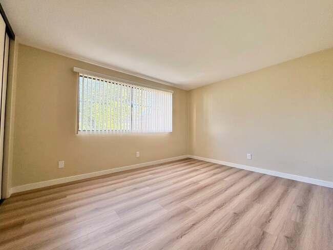 Building Photo - 14542 Burbank Blvd