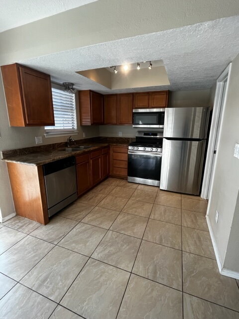 Building Photo - Downtown 2bd Townhouse! Balcony, off-street parking!
