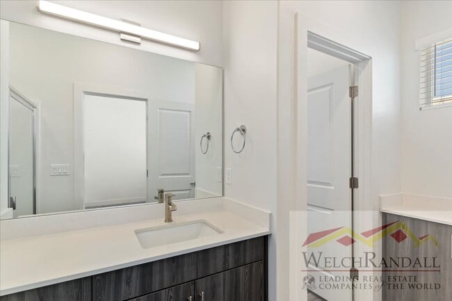 Building Photo - Beautiful 3 Bed 2.5 Bath Townhome in West ...