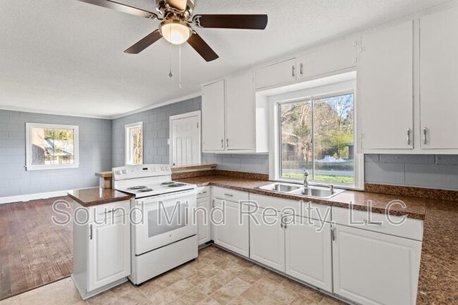 Building Photo - 914 Ranch Farm Rd