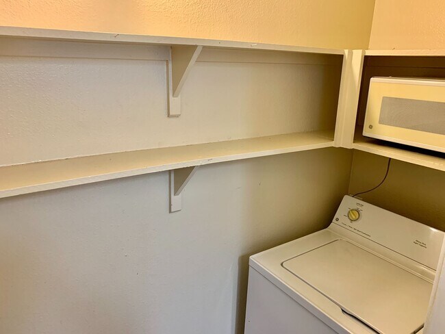 Building Photo - Amazing 1 bedroom, 1 bathroom Condo in Montevista!