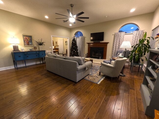 Building Photo - 998 Fay Dr