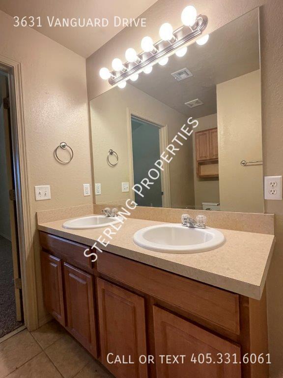 Building Photo - 3631 Vanguard Dr