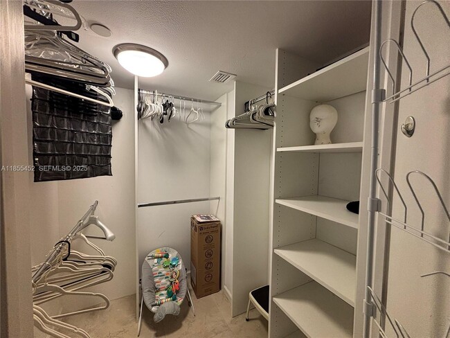 Building Photo - 3600 Mystic Pointe Dr