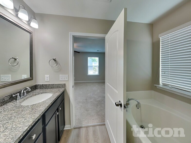 Building Photo - 423 Lanyard Ln
