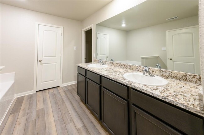Building Photo - 524 Republic Dr