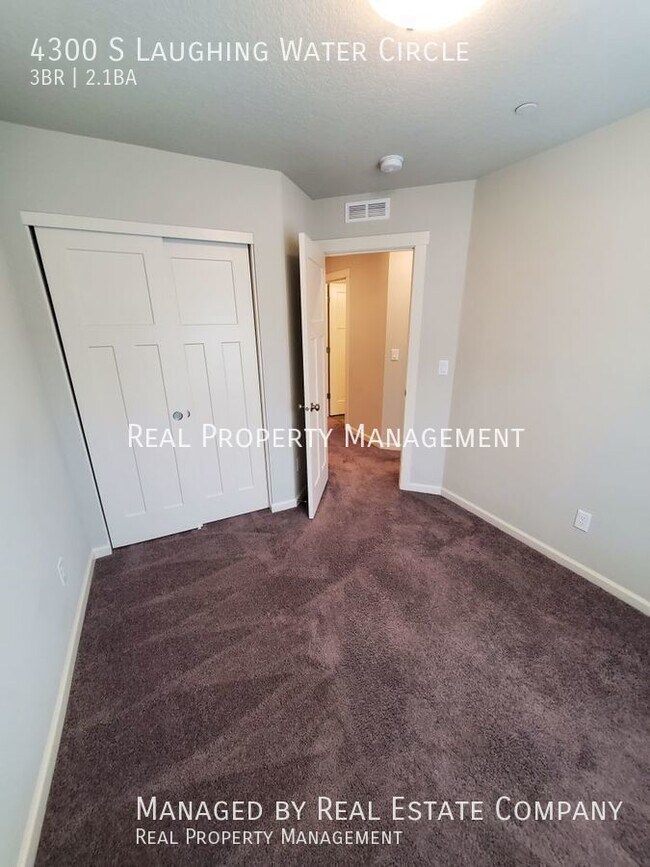 Building Photo - Modern Ridgefield Townhome with Two Car Ga...