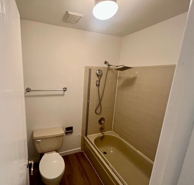 Building Photo - **$500 Move in Special**  Updated Spacious 1 bed/1 bath in Aurora