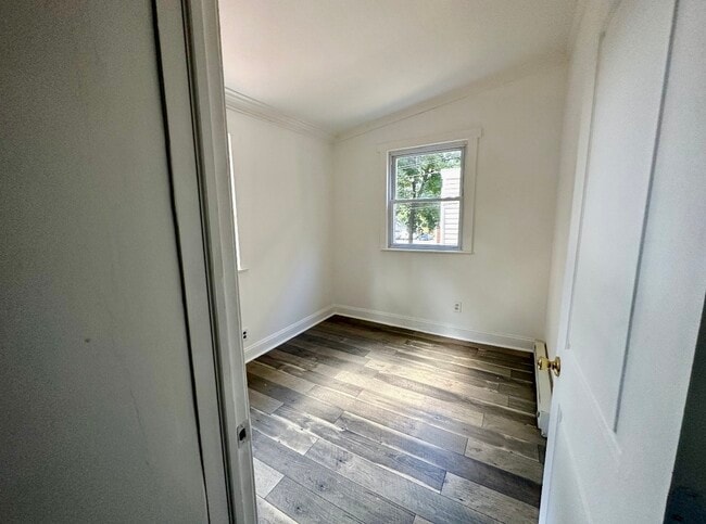 Building Photo - 930 W Main St