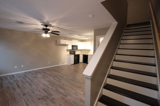 Building Photo - Available Now! 2 Bed 1.5 Bath Townhome! Li...