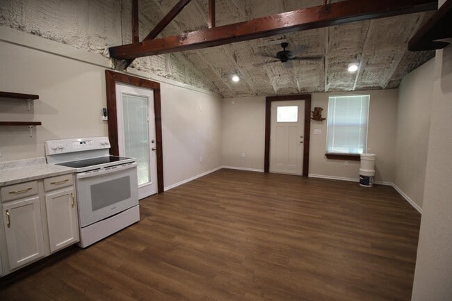 Building Photo - 213 N Waldrip St