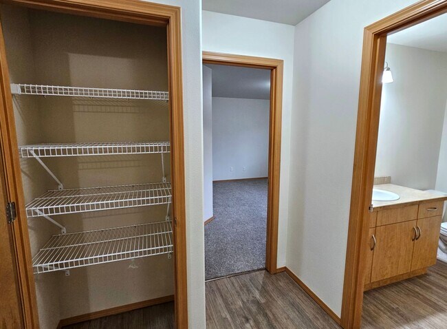 Building Photo - Open, One-Level Living- 4 Bedroom, 2.5 Bath Richland Home with Spacious Backyard