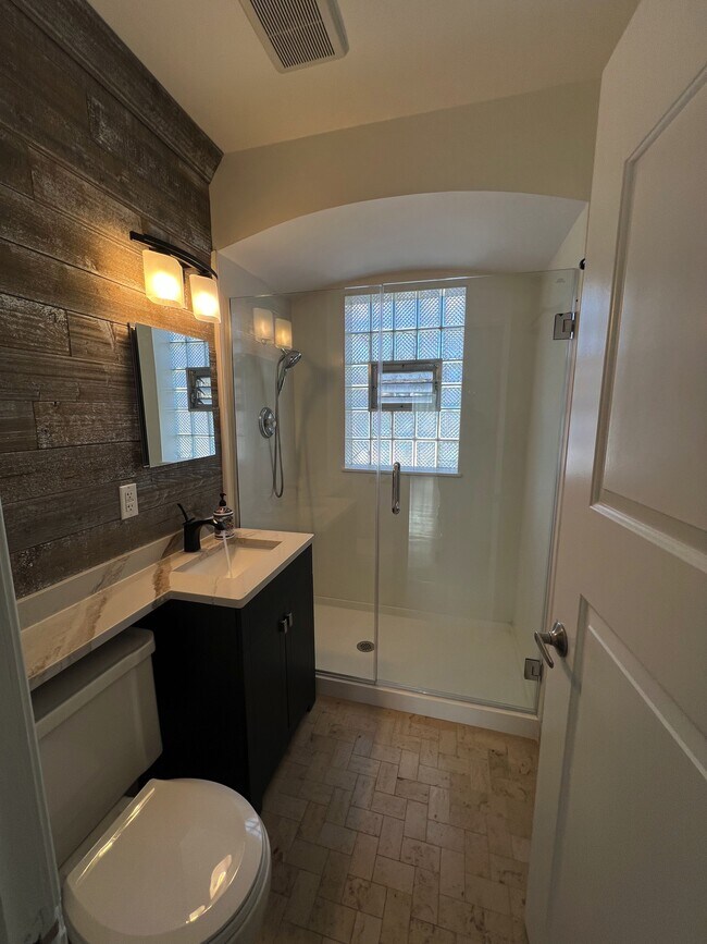 Building Photo - 220 N Graylynn Dr