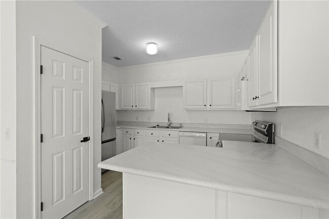 Building Photo - Spacious 3-Bedroom Townhouse in Prime Savannah Location!