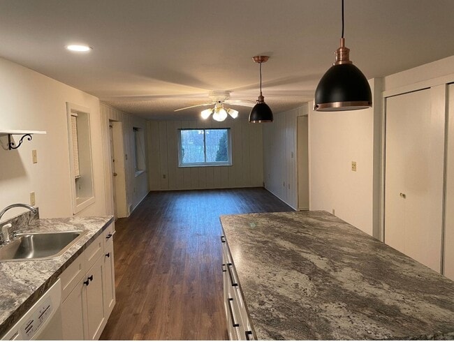 Building Photo - Lakefront property with 2 bedroom, and 1 bath.