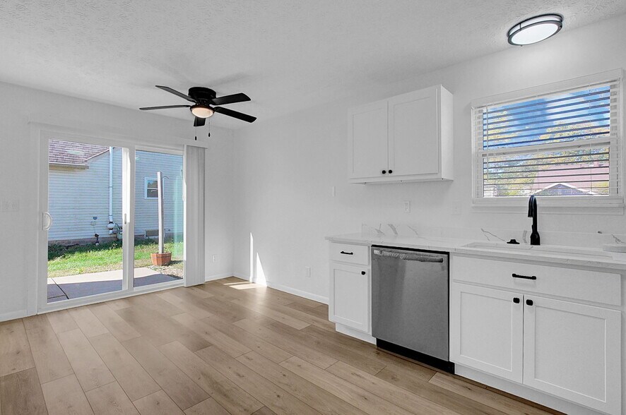 Building Photo - 4895 Drayton Rd