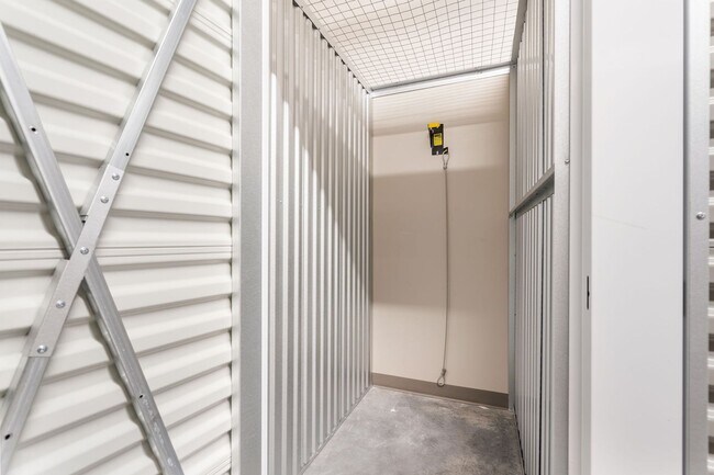 Building Photo - The Vista - 2 bed/2.5 bath Pearl District Condo w/parking/storage/concierge/most utilities/amenities