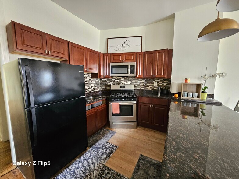 KItchen - 2417 W Warren Blvd