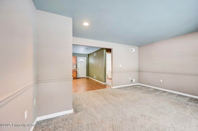 Building Photo - 28 Robin Ln