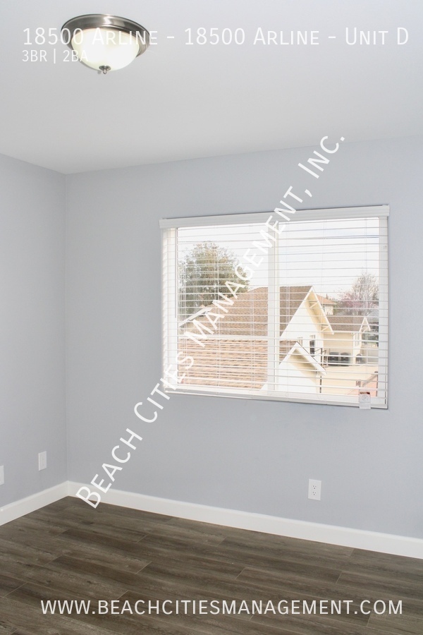 Building Photo - Remodeled 3 Bed, 2.5 Bath Town Home with A...