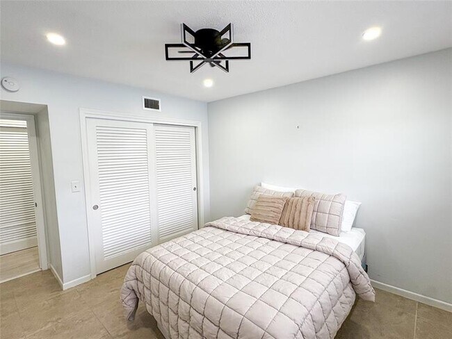 Building Photo - 4541 N Ocean Dr