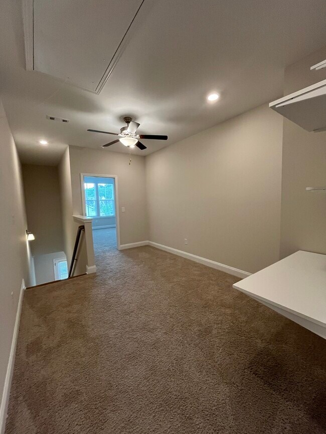 Building Photo - Beautiful 2-Bedroom Townhome with Modern C...