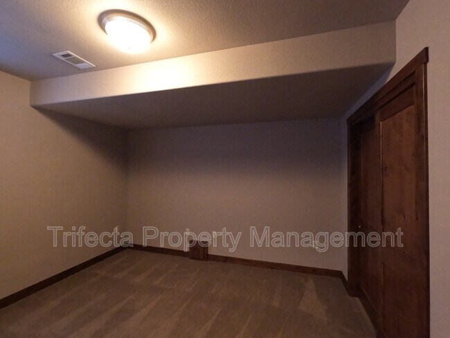 Building Photo - 1032 Hessen Dr