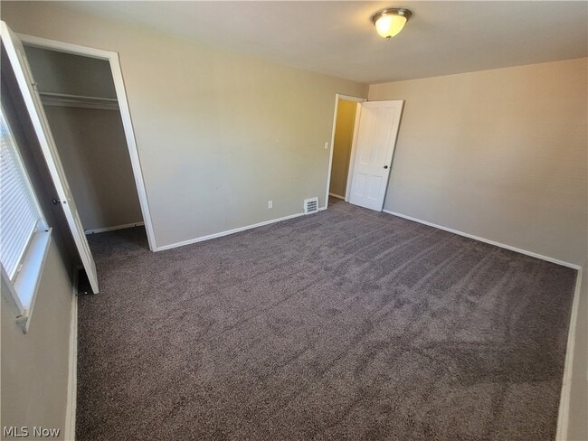 Building Photo - 255 E 250th St