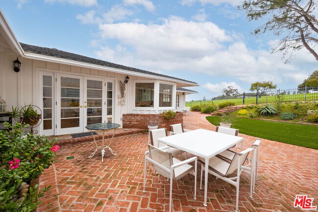 Building Photo - 1110 W Muirlands Dr