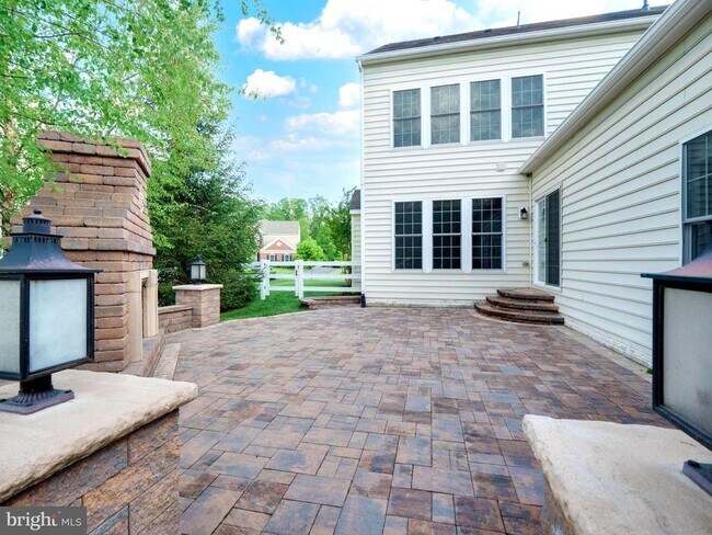 Building Photo - 41397 Windybush Dr