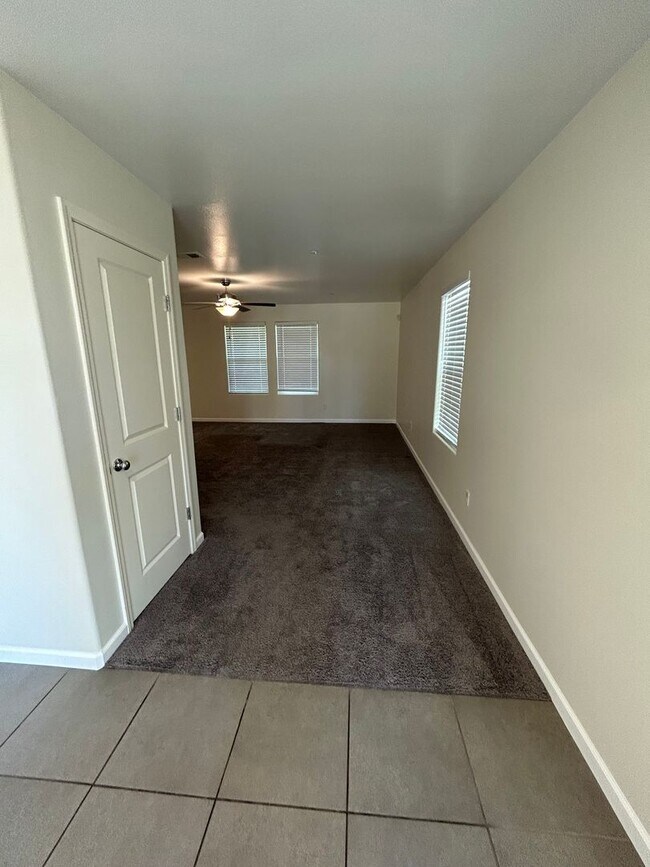 Building Photo - Spacious 5 Bedroom 4 Bathroom in Tulare!!