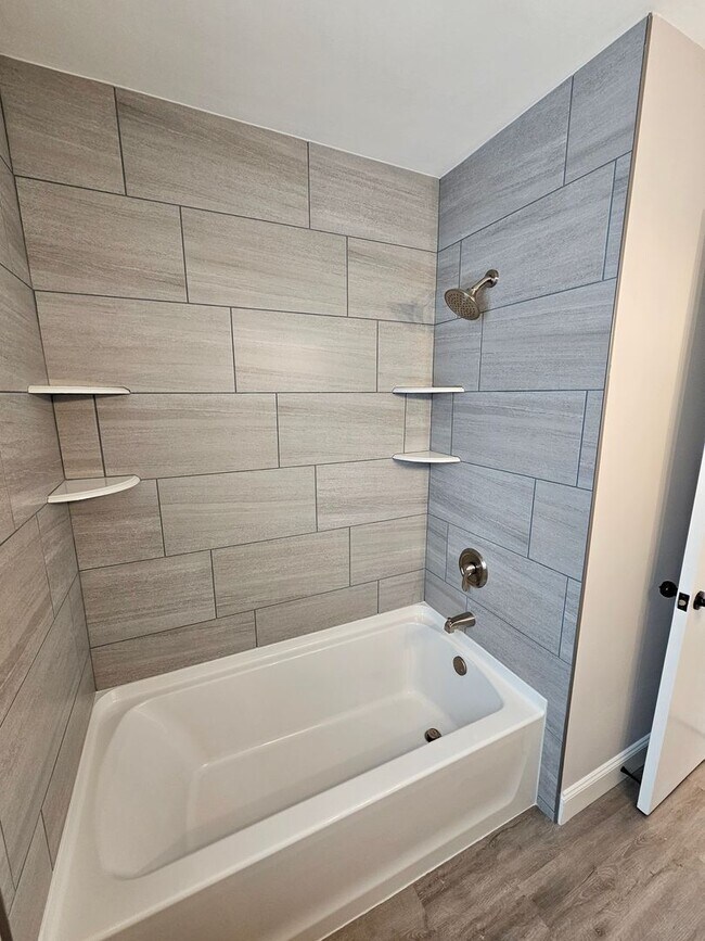 Building Photo - Beautiful Parma Heights 3 Bedroom